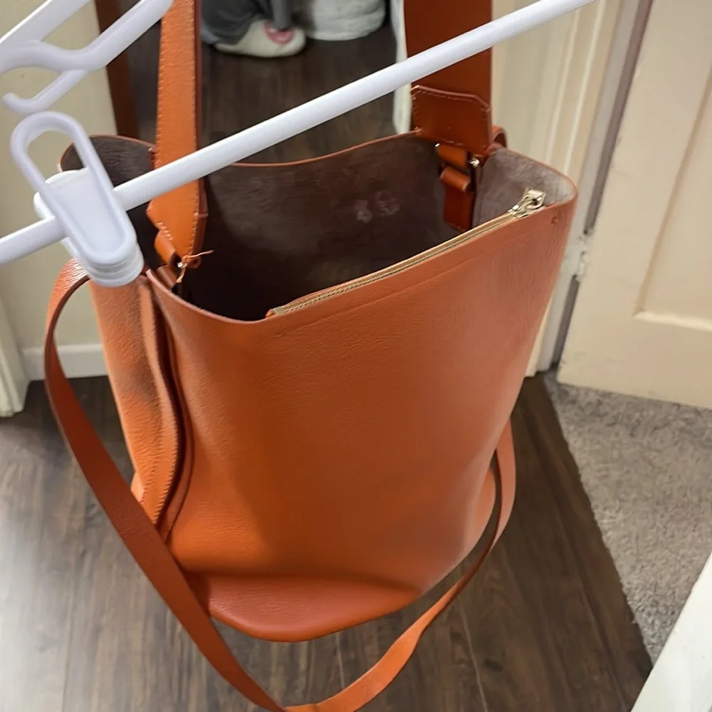 Reiss hudson leather bucket bag in hazel